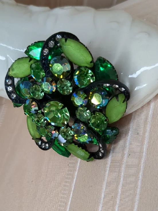 Vintage 1950s Green Crystal Brooch Lime Navettes Japanned Gothic Revival - Picture 2 of 7